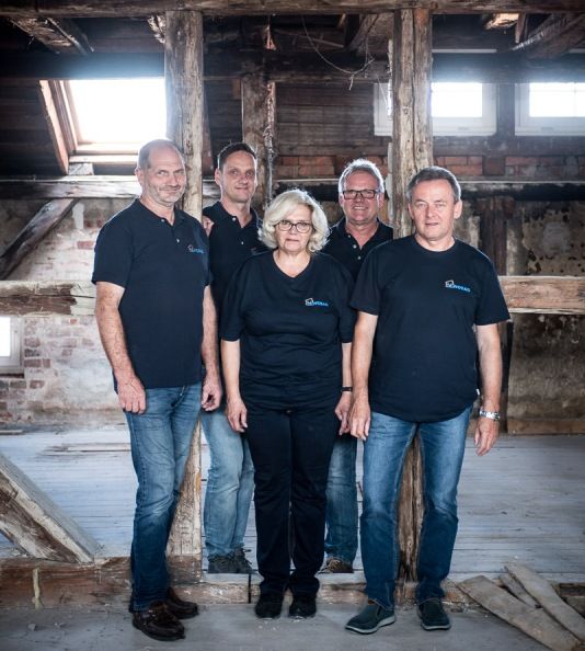 Fünf Mitarbeiter der WOBAG Grevesmühlen auf einer Baustelle