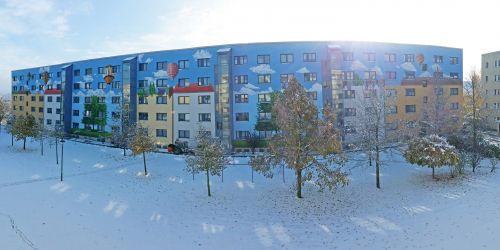 Schön gestaltete Fassade einer großen Wohnanlage