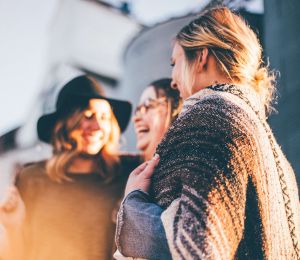 Lachende Gruppe von Frauen in der Abendsonne