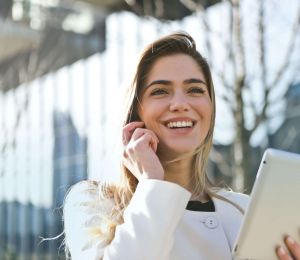 Lächelnde junge Frau am Smartphone
