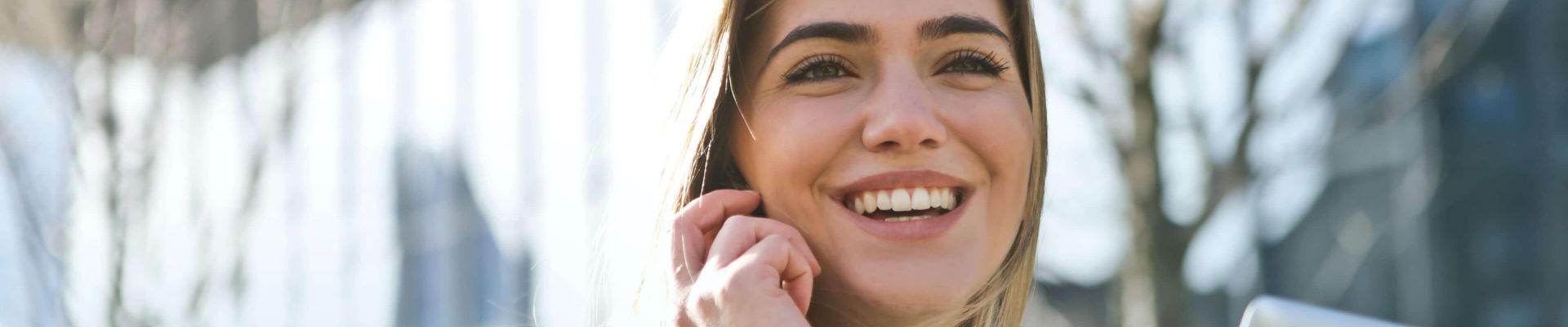 Lächelnde junge Frau am Smartphone