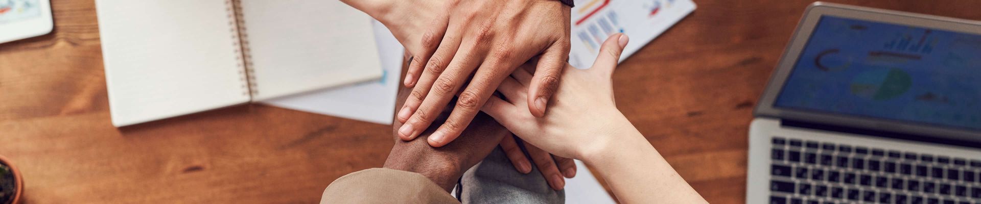 Mitarbeiter legen die Hänge übereinander