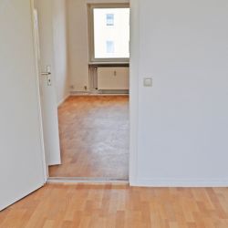 View into an empty spacious room with a floor sill